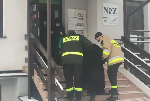 OSP Dalików dowozi pacjentki na szczepienia – przypominamy o możliwości transportu