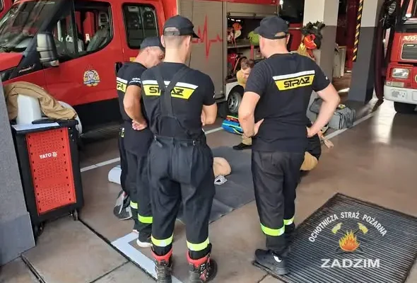 Ćwiczenia strażaków z OSP Zadzim i JRG Poddębice z armaturą wodną