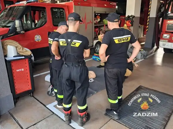 Ćwiczenia strażaków z OSP Zadzim i JRG Poddębice z armaturą wodną