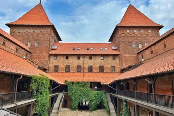 II Festiwal Wina w Uniejowie: edukacja, historia i degustacje na zamkowym dziedzińcu