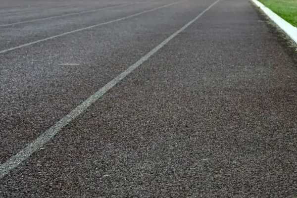 Postęp prac przy modernizacji bieżni lekkoatletycznej oraz remoncie dachu szatni