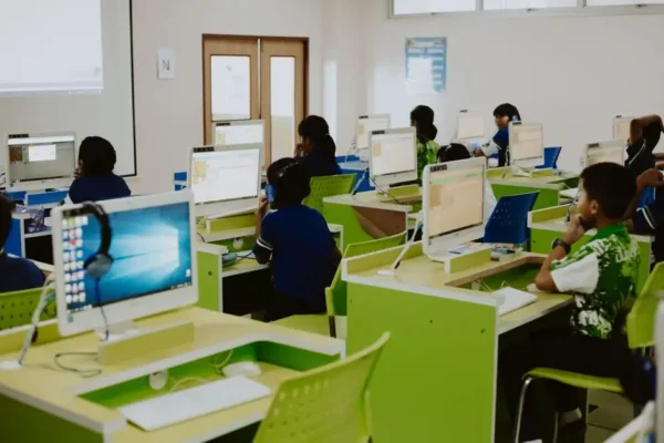 Nowoczesne laboratoria AI i STEM w szkołach gminy Uniejów dzięki KPO