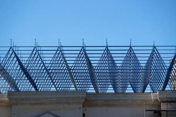 Gmina Uniejów modernizuje strażnice OSP – prace w Człopach już trwają