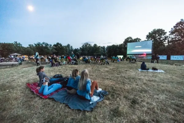 Kino na leżakach w Uniejowie: polska komedia pod gwiazdami 8 sierpnia