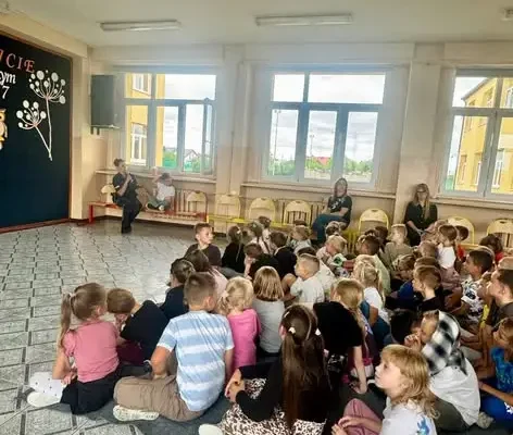 Poddębice: policjantka uczyła dzieci, jak bezpiecznie dotrzeć do szkoły