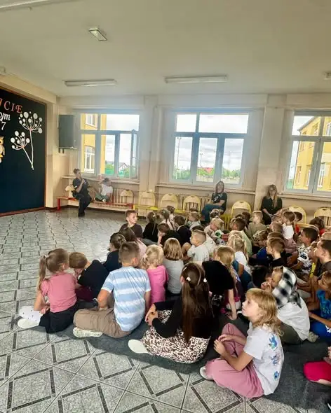 Poddębice: policjantka uczyła dzieci, jak bezpiecznie dotrzeć do szkoły