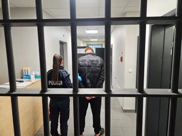 Poddębice: 41-latek z bronią, amunicją i narkotykami trafił do aresztu