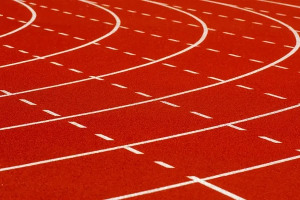 Uniejów: przetarg na remont bieżni przy szkole podstawowej